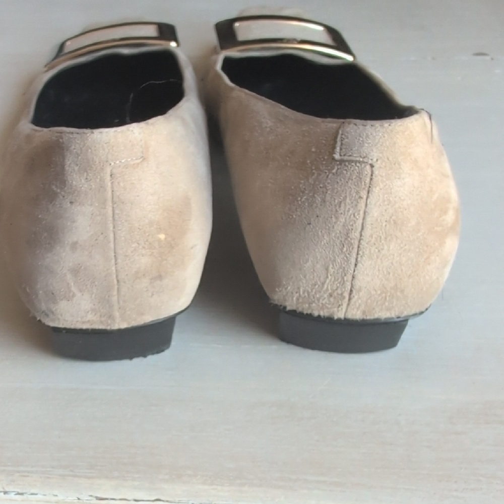 Roger Vivier Tan Suede Women's Shoes with Gold Buckle - Picture 4 of 7